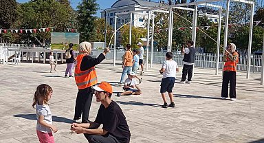 Şenlikte Metinbilim Enstitüsünden Otantik çocuk oyunları gösterisi