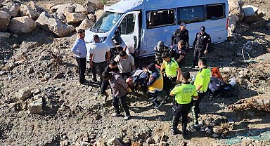 Servis minibüsü takla attı, sürücü yaralandı