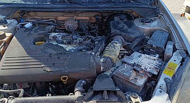 Seyir halinde alev alan otomobil vatandaşlar tarafından söndürüldü