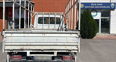 Seyir halinde kasasından merdiven düşen kamyonet bulundu