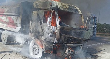 Seyir halindeki hafriyat kamyonu alevlere teslim oldu