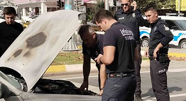 Seyir halindeki otomobil alev aldı