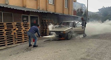 Seyir halindeyken alev alan otomobile ilk müdahaleyi çevredeki esnaf yaptı