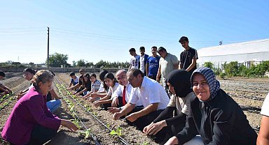 Sezonun ilk fideleri öğrencilerin ellerinden toprakla buluştu