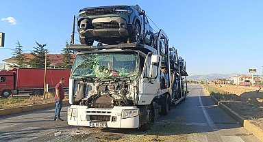 Sıfır kilometre SUV araçları taşıyan tır önündeki tıra çarptı: 2 yaralı