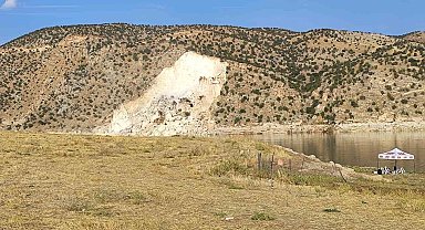 Siirt'te balık avlamaya giden grup canını zor kurtardı, araç akıntıya kapıldı