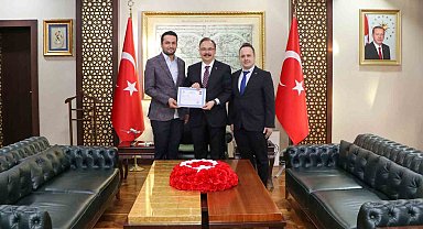 Siirt'te kalp krizi geçiren hastayı kurtaran doktor ödüllendirildi