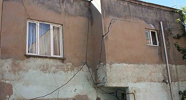 Siirt'te önce Kahramanmaraş, ardından Malatya merkezli depremlerden etkilenen ev büyük hasar gördü