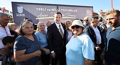 Silivri Belediyesi çiftçilere tohumluk arpa dağıtımı yaptı