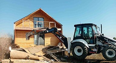 Silivri Belediyesi tarım arazilerindeki kaçak yapıların yıkımına devam ediyor
