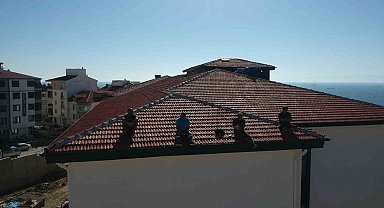 Sinop'ta inşaat işçileri çatıya çıktı