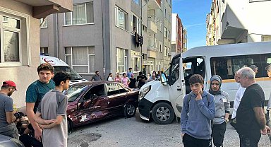 Sinop'ta okul servisi ile otomobil çarpıştı: 7 öğrenci yaralandı