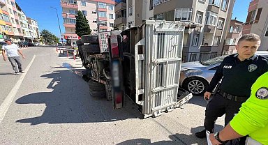 Sinop'ta virajı alamayan kamyonet devrildi