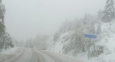 Sinop'un yüksek kesimlerine mevsimin ilk karı düştü