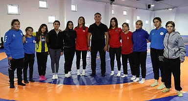 Sivas'ın tek kadın güreş takımı başarıdan başarıya koşuyor