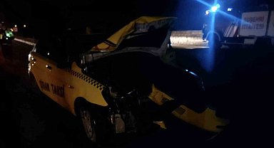 Sivas'ta otomobil traktöre çarptı:1 ölü, 1 yaralı