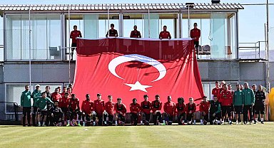 Sivasspor antrenmanda dev Türk bayrağı açtı