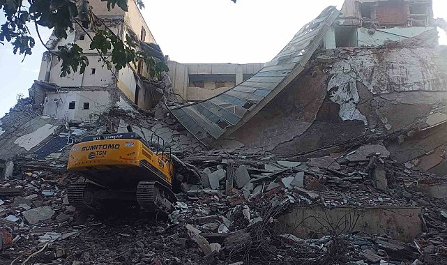 Siverek'te bina yıkımında kepçe molozların altına kaldı
