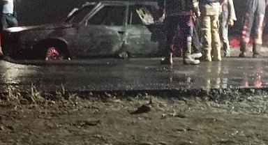 Siverek'te seyir halindeki otomobil yandı