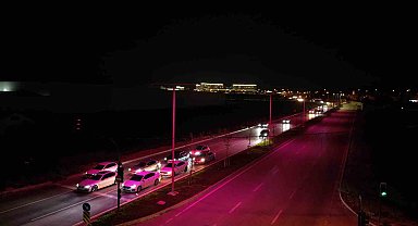 Sokak lambaları, meme kanseri farkındalığı için pembe yandı