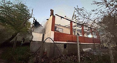 Şömineden sıçrayan ateş tek katlı evi küle çevirdi