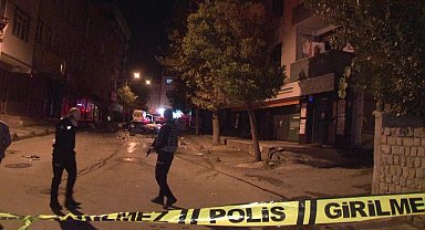 Sultanbeyli'de eşinden ayrılan şahıs, evi ateşe verip tüm eşyaları sokağa attı