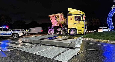 Sultangazi'de hafriyat kamyonu önce refüje, ardından levha direğine çarptı: 1 yaralı