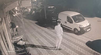 Sultangazi'de işyerinden 2 hırsız dakikalar içinde motosiklet çaldı: O anlar kamerada