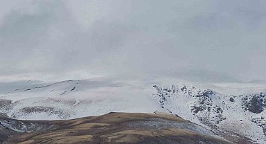 Süphan Dağı gelinliğini giydi