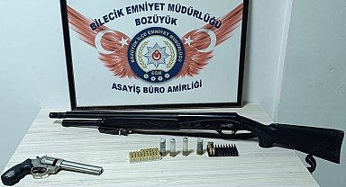 Şüpheli araçtan cephanelik çıktı