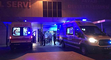 Şüphelinin yakını polise bıçakla saldırdı, yaralının yakınları tekme ve yumruk attı: 3 gözaltı