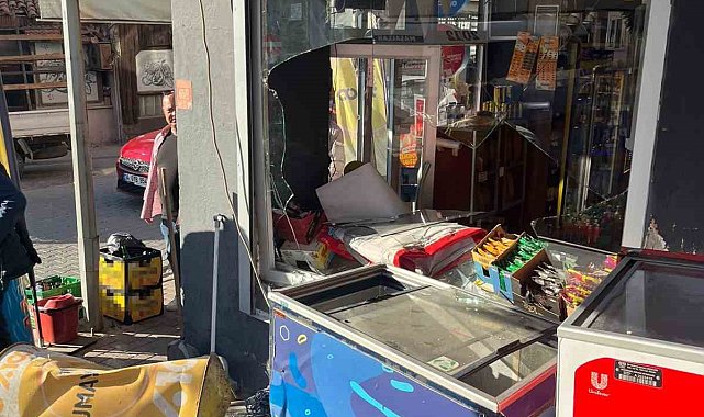 Sürücü dönerken gaza bastı, otomobil yayaya ve marketin duvarına çarptı