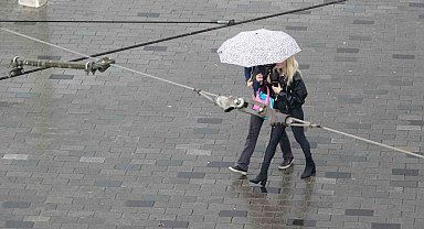 Taksim'de aniden bastıran yağmur vatandaşlara zor anlar yaşattı