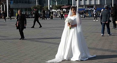 Taksim'de İranlı gelin ve damada yoğun ilgi