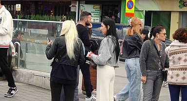 Taksim'de Türk bayrağını kullanarak duygu sömürüsü ile vatandaşlardan para alan 3 kadına para cezası