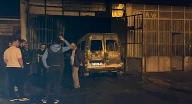 Tamir için bırakılan minibüs, bir anda alev alev yanarak dükkana girdi