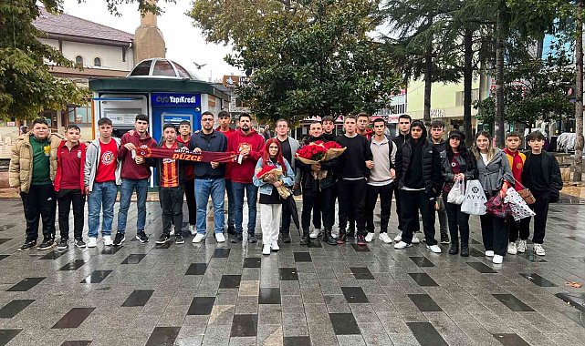 Taraftar grupları kadınlara çiçek verdi