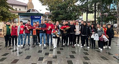 Taraftar grupları kadınlara çiçek verdi