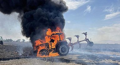 Tarla sürerken traktör alev aldı