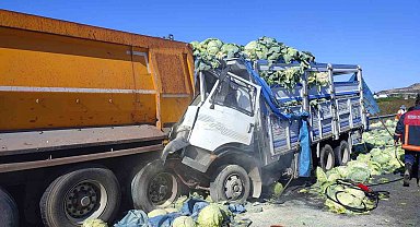 Tarsus'ta araçta sıkışan sürücüyü itfaiye ekipleri kurtardı