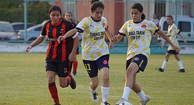 Tarsus'ta kızlar sahaya indi