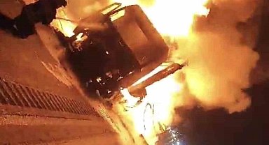 Tarsus'ta seyir halindeki tır yandı