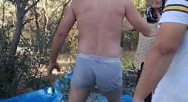 Tartıştığı kadınlara soyunup saldırdı