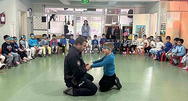 Tatvan'da anaokulu öğrencilerine boyama kitabı hediye edildi