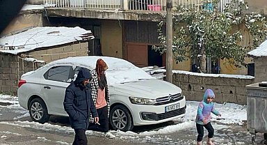 Tatvan'da mevsimin ilk karı yağdı