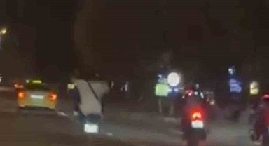 Tek teker ilerleyen motosiklet sürücüsü kamerada