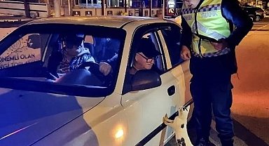 Tekirdağ'da denetim sırasında araca tırmanan kedi gülümsetti: "Ehliyet, ruhsat tamam ama mamayı unuttun"
