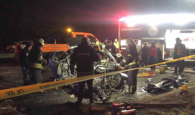 Tekirdağ'da feci kaza... Otomobil iş makinesine arkadan çarptı: 5 ölü