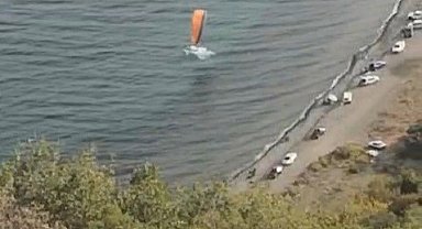 Tekirdağ'da korkulu anlar: Paraşütçü sahile 5 metre kala denize yumuşak iniş yaptı