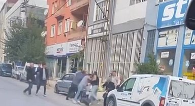 Tekme ve yumruklar havada uçuştu, cadde ringe döndü